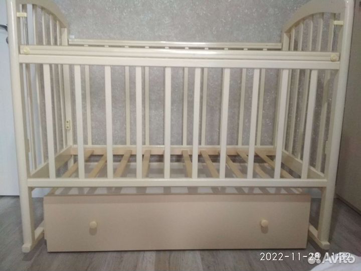 Детская кроватка с маятником