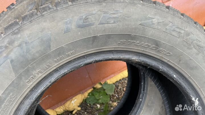 Pirelli Ice Zero 215/65 R16