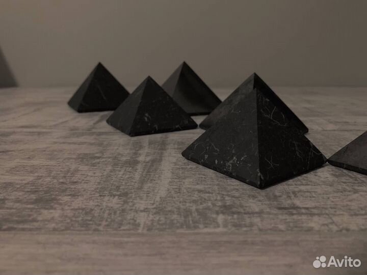 Шунгит, пирамидка