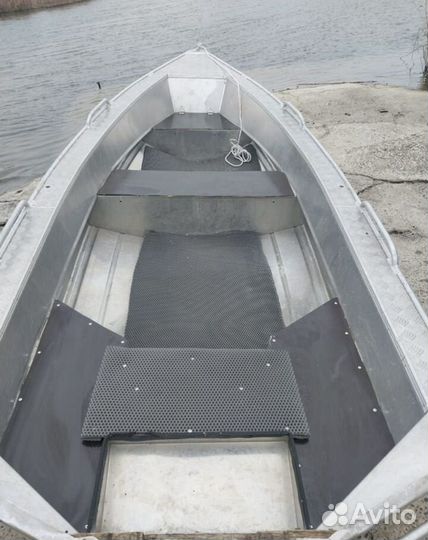 Лодка с мотором