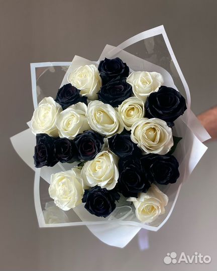 Букет черных и белых роз. Бесплатная доставка