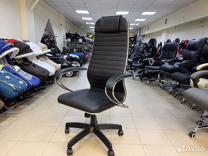 Офисное кожаное кресло