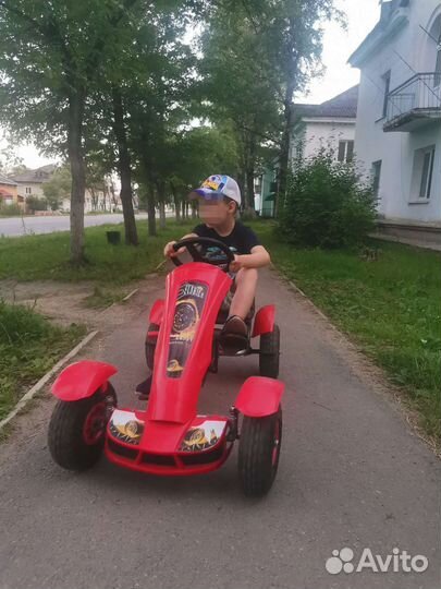 Машина на педалях