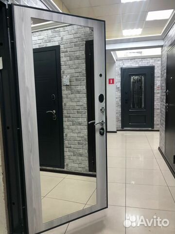 Дверь входная с зеркалом Нова