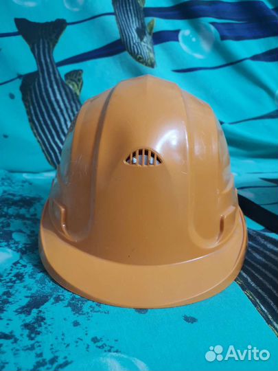 Фуражка и каска защитная