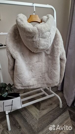 Шуба из эко меха с капюшоном размера М
