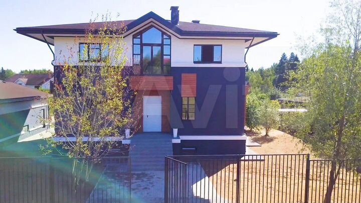 Коттедж 400 м² на участке 14 сот.