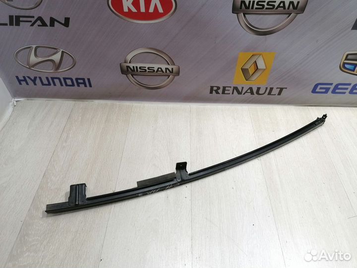 Направляющая стекла Nissan tiida Прав