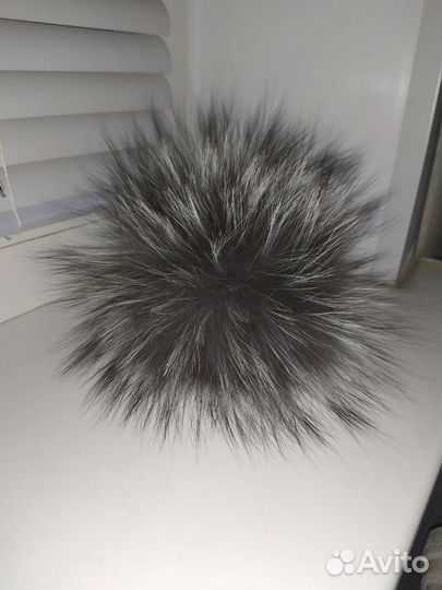 Помпоны парные натуральный мех. Декор для валешей