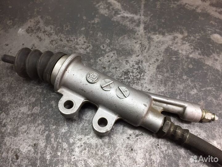 Рабочий цилиндр сцепления на R154