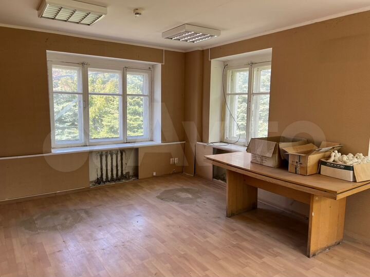 Здание, 585 м²