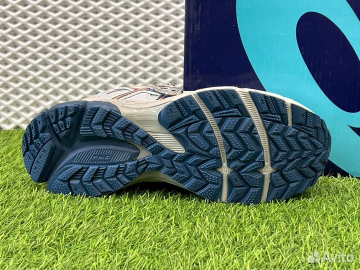 Кроссовки женские asics