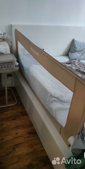 Защитный бортик для кровати