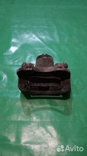 Суппорт тормозной перед правый Nissan Tino 1998-05