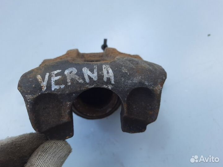 Суппорт передний левый Хендай Верна Акцент 3