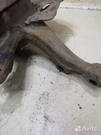 Поворотный кулак передний правый Volkswagen Golf 3