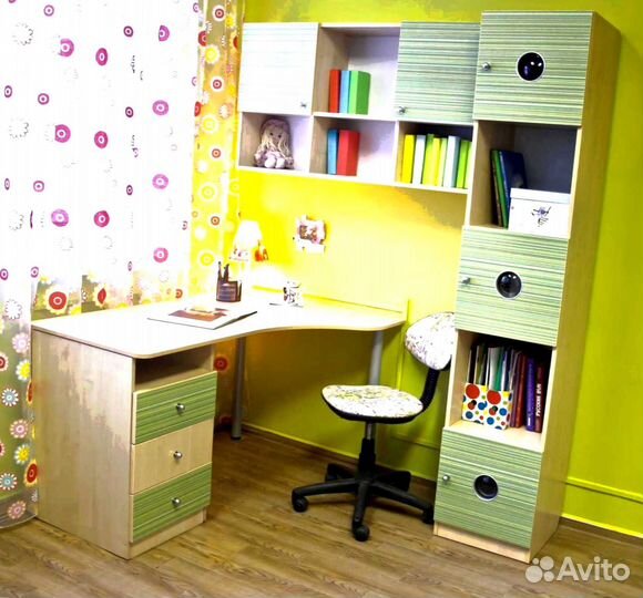 Детская рабочая зона у окна