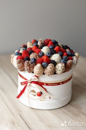 Букет из шоколадных конфет,роз,клубники