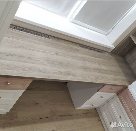 Детская рабочая зона у окна