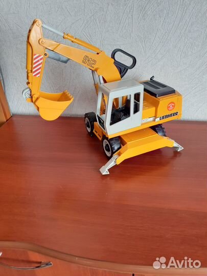Детская игрушка экскаватор