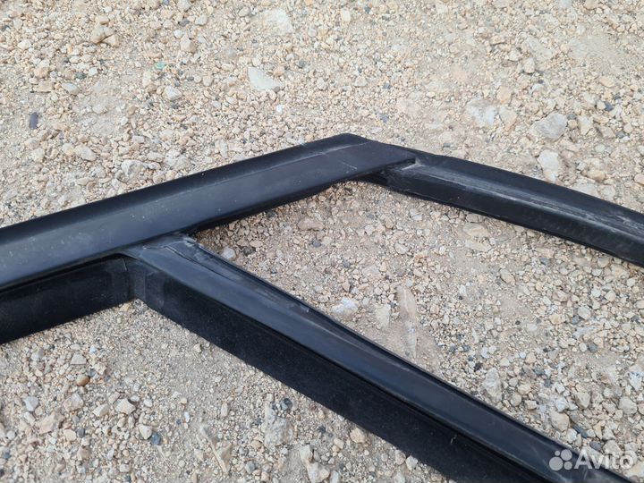 Уплотнитель стекла передний правый Focus 3