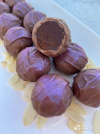 Конфеты, трюфели, шоколад, сухофрукты в шоколаде