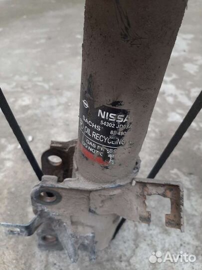 Амортизатор (стойка) передние прав лев Nissan Qash