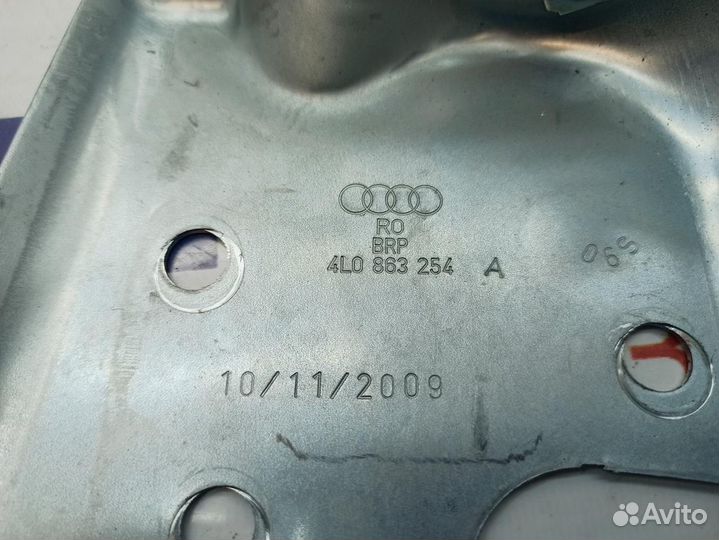 Кронштейн обшивки багажника правый Audi Q7 4L08632