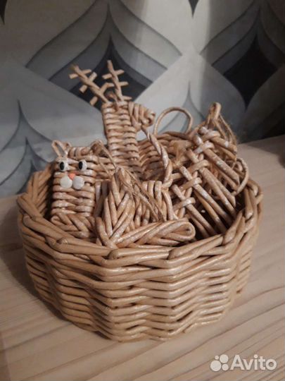 Елочные игрушки и корзинка из бумажной лозы