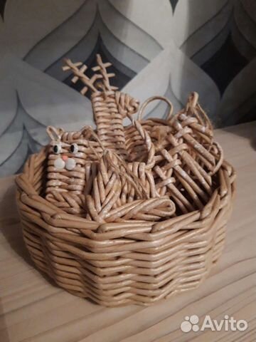 Елочные игрушки и корзинка из бумажной лозы