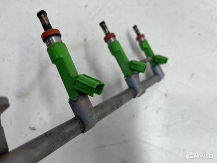 Топливная рейка с форсунками Toyota Camry V70/V75