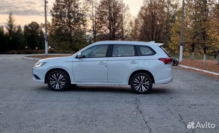 Mitsubishi Outlander 2.0 CVT, 2022, 20 км