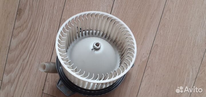 Продам моторчик печки Mazda familia s-wagon