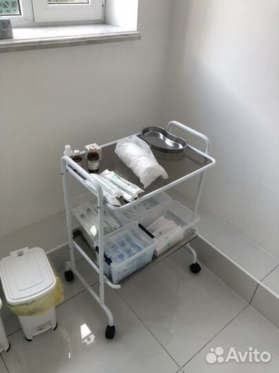 Медицинский столик на колесиках
