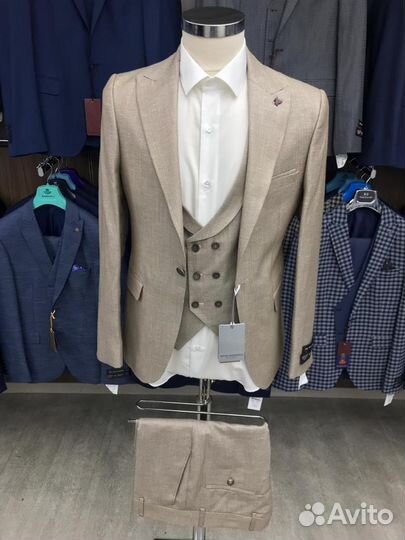 Костюм мужской тройка