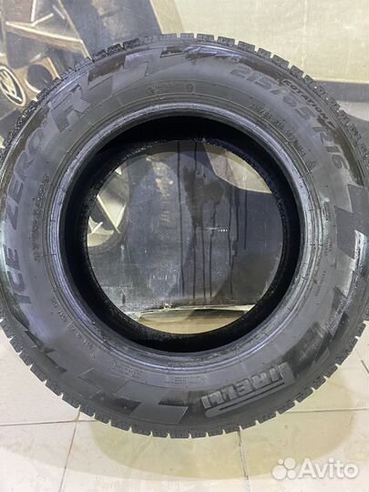 Pirelli Ice Zero FR 215/65 R16