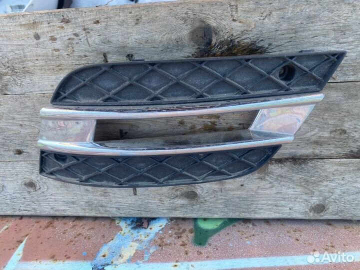 Решетка противотуманной фары левая Mercedes