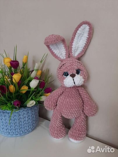Плюшевый заяц вязаный