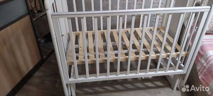 Детская кроватка с продольным маятником