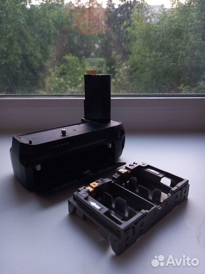 Батарейный блок Nikon D90