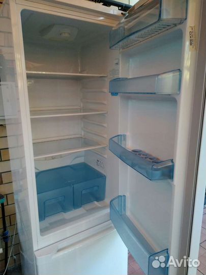 Холодильник бу, высотой 2 метра, белый