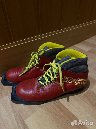 Беговые лыжи с палками и ботинками