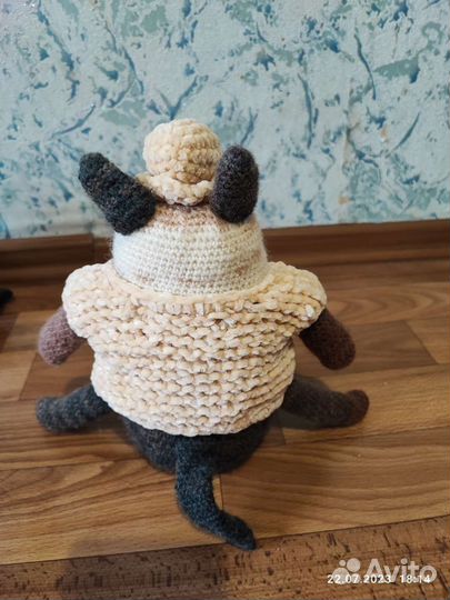 Вязаная игрушка котик