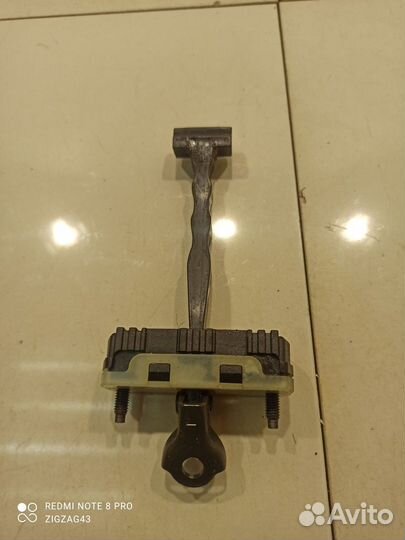 Ограничитель двери (задний, левый) (Kia K5 III)