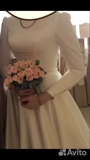 Платье из королевского атласа со шлейфом