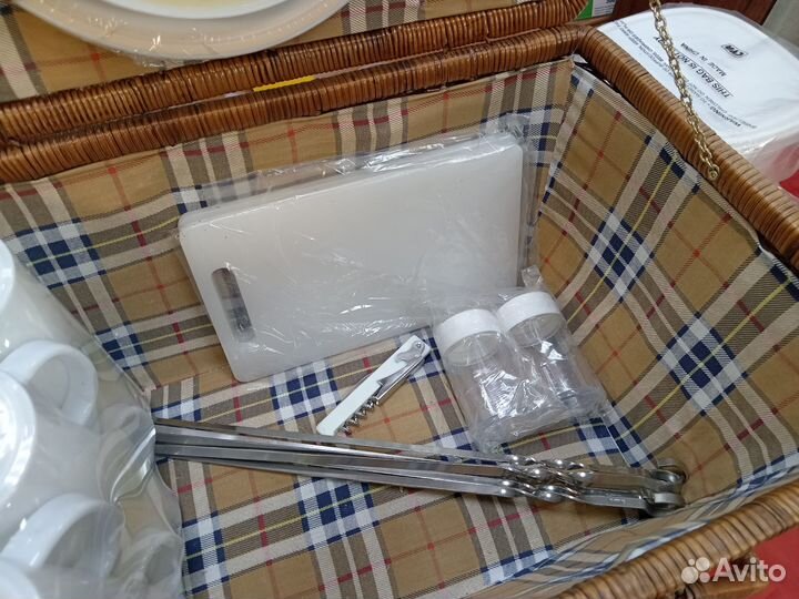 Набор для пикника на 6 персон в корзине