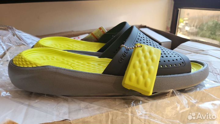 Продаю тапочки crocs