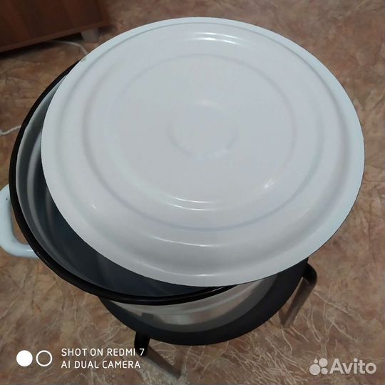 Кастрюля эмалированная большая