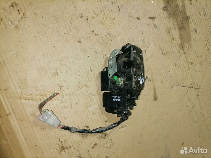 Замок двери перед право Мазда 626