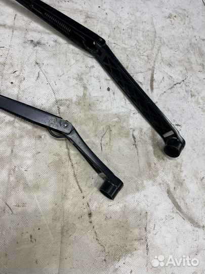 Поводок дворника hyundai avante левый правый